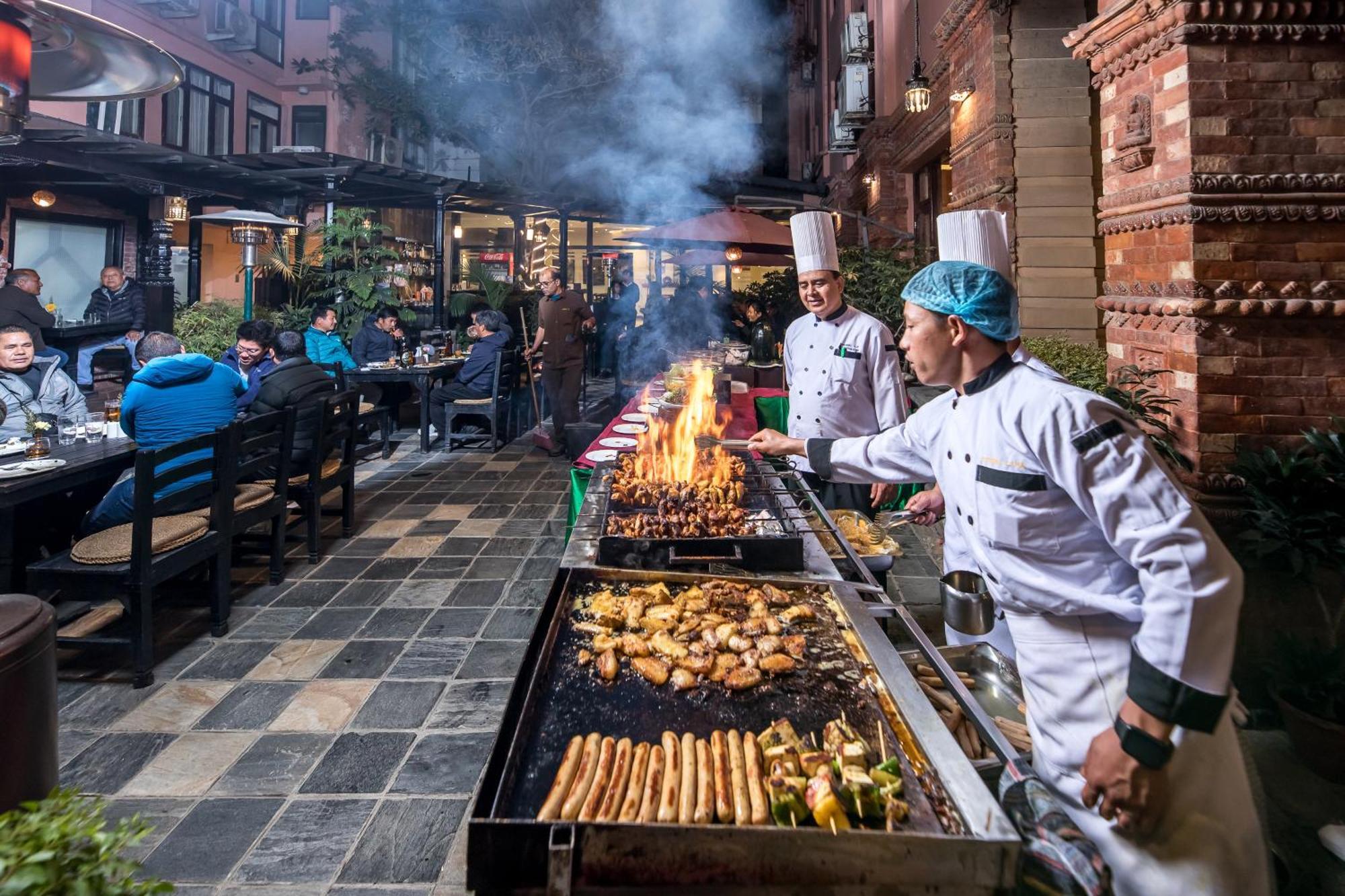 Hotel Marshyangdi Катманду Экстерьер фото