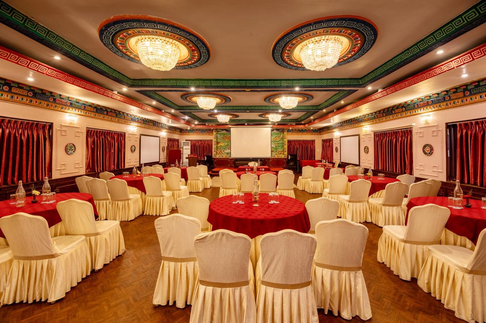 Hotel Marshyangdi Катманду Экстерьер фото
